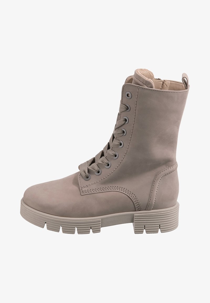 Bota de tobillo de cuero gris con punta redondeada, que presenta ojales metálicos, cordones gruesos y una suela de goma texturizada con ranuras horizontales.