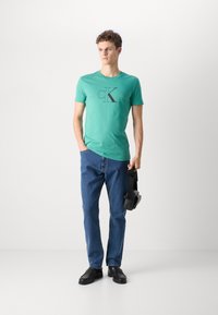 Calvin Klein Jeans OUTLINE MONOLOGO TEE - T-shirts print - bahama green