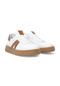 Białe skórzane sneakersy z brązowymi akcentami z zamszu, okrągły czubek, sznurowane z przodu i gumowa podeszwa. Gładka tekstura z kontrastującymi materiałami.