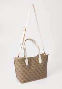 Beige mønstrede tote taske med hvide syntetiske læderhåndtag og justerbar skulderrem. Har et geometrisk logodesign overalt.