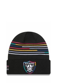 Bonnet en tricot noir avec des rayures horizontales colorées et un revers replié. Doté d'un logo des Raiders brodé sur le devant.