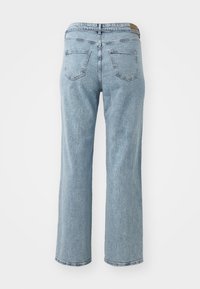 Ljusblå vida jeans i denimtyg, med standard midjeband, fem fickor och råa fållar. Bakfickorna har en distinkt form.