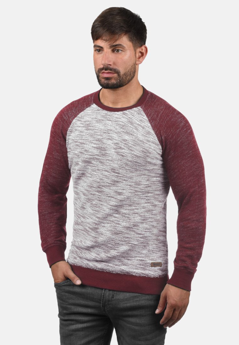 Felpa con cappuccio, caratterizzata da un design texturizzato in bordeaux e grigio, con maniche raglan e una piccola etichetta logo sull'orlo inferiore.