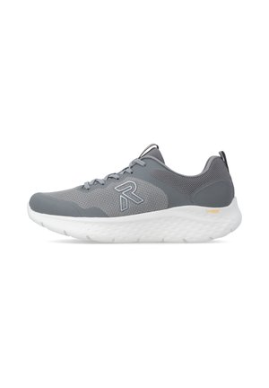 Grauer Mesh-Sportschuh mit weißer Sohle und Schnürsenkeln, mit einem stilisierten "R"-Logo an der Seite und strukturierter Griffigkeit an der Sohle.