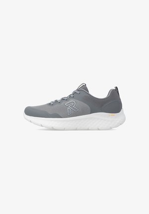 Chaussure de sport en mesh gris avec semelle blanche et lacets, avec un logo stylisé "R" sur le côté et une semelle texturée antidérapante.