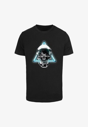Fekete póló fényes, ezüst koponya grafikával, amelyet kék geometriai háromszög design vesz körül. Simább anyag, kerek nyakú stílus.