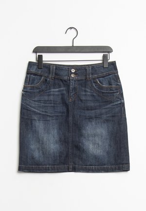 Jupe en denim bleu foncé avec poches avant et boutons doubles, suspendue sur un cintre noir sur fond blanc.
