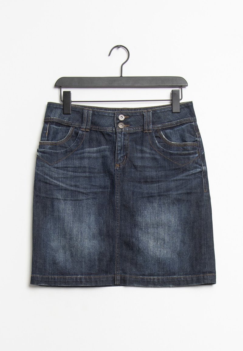 Jupe en denim bleu foncé avec poches avant et boutons doubles, suspendue sur un cintre noir sur fond blanc.