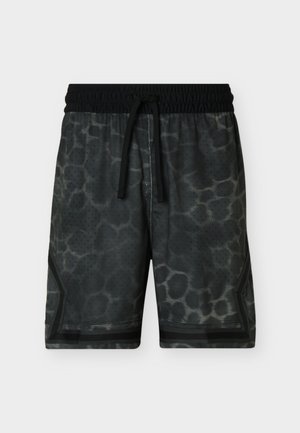 Sötétszürke atlétikai rövidnadrág fekete elasztikus derékpánttal és húzózsinórral, finom foltmintázattal és a szegély közelében fekete geometriai díszítéssel.