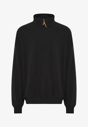 Sort pullover sweater med halvlængde lynlås, høj krave, ribbede manchetter og kant. Har et tekstureret logo på fronten og snoretræk detalje.