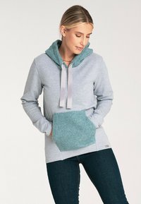 Szara bluza z kapturem z teksturowaną kieszenią w odcieniu teal i kapturem, z szarymi sznurkami. Gładki materiał, swobodny fason i luźny krój.