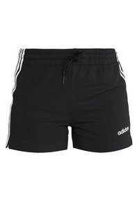 Pantalones cortos deportivos negros hechos de tela suave, con una cinturilla elástica y cordón ajustable, rayas blancas a los lados y un logotipo en el dobladillo.