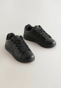 Baskets en cuir noir avec des bouts ronds, des lacets texturés noirs, des cols rembourrés et des semelles en caoutchouc. Design simple avec un minimum de détails d'accent.