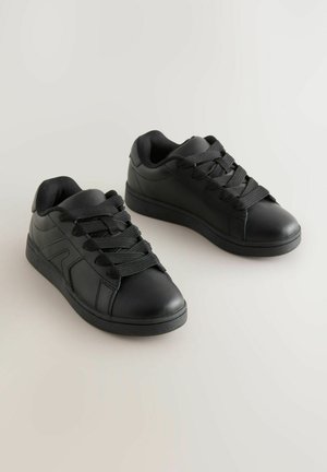 Schwarze Leder-Sneaker mit runden Zehen, strukturierten schwarzen Schnürsenkeln, gepolstertem Schaft und Gummisohlen. Einfaches Design mit minimalen Akzentdetails.