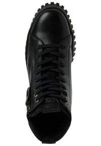 Botte montante en cuir noir avec lacets, fermeture éclair sur le côté, accents texturés et une semelle en caoutchouc robuste dotée de profondeurs pour une meilleure adhérence.