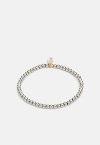Bracciale in argento con un accento dorato e un piccolo elemento decorativo. Le perle sono uniformi nella dimensione e lisce al tatto.