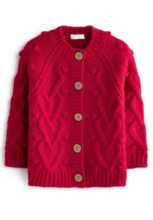 Roter gestrickter Baby-Cardigan mit Holzknöpfen, Zopfmuster und Knötchendetails, langen Ärmeln sowie gerippten Bündchen und Saum.