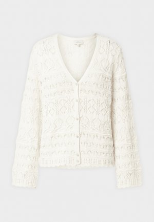 Hvit strikket cardigan med lange ermer, V-hals, knappelukking og intrikate blondelignende mønstre over hele.