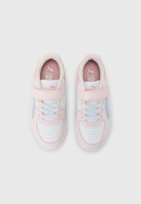 Ζευγάρι παιδικά αθλητικά παπούτσια σε ροζ, άσπρο και ανοιχτό μπλε χρώμα με κορδόνια και velcro, από πάνω, σε απλό φόντο.