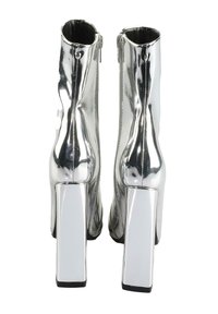 Sidabrinės metalinės kulkšninės botai su elegantišku dizainu, turinčios užtrauktuką, kvadratinius kulnus ir blizgią tekstūrą.