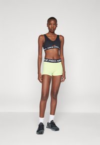 Nike Performance INDY PLUNGE BRA - Sujetadores deportivos con sujeción media - black