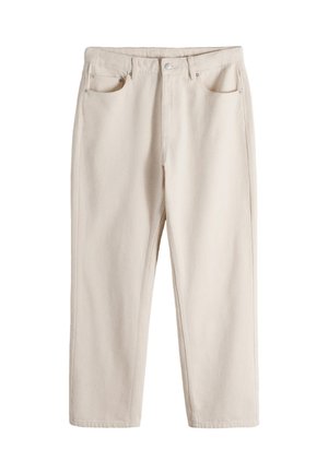 Lichtbeige broek met rechte pijpen, knoop- en ritssluiting, voorzakken en riemlussen, afgebeeld tegen een witte achtergrond.