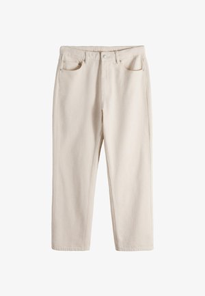 Lichtbeige broek met rechte pijpen, knoop- en ritssluiting, voorzakken en riemlussen, afgebeeld tegen een witte achtergrond.