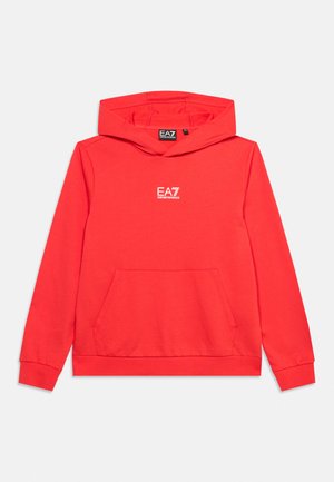 Червена суичър с качулка с преден джоб и бяло лого EA7 Emporio Armani, центрирано на гърдите.
