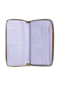 Interno di un portafoglio chiuso con cerniera di un leggero colore viola, dotato di numerose fessure per carte, una tasca con cerniera e una texture in pelle liscia. Dettaglio del logo dorato visibile.