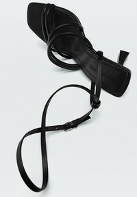 Zwarte high-heeled sandaal met een vierkante neus, meerdere dunne bandjes en een strakke afwerking, gemaakt van soepel leer.