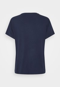 T-shirt bleu marine avec un col rond, des manches courtes et une coupe décontractée. Le tissu semble doux avec une texture lisse et peu de détails.