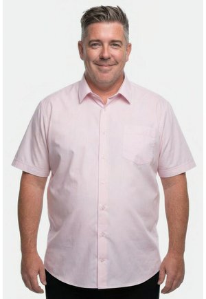 Smilende midaldrende mand med kort gråt hår iført en lyserød kortærmet skjorte med knapper, stående mod en ensfarvet hvid baggrund.