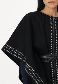 Desigual Poncho Wolgery Milan – Cape Élégante Et Colorée Pour Femme, Style Unique Desigual