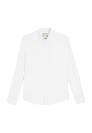 Biała, długa koszula z guzikami, kołnierzyk typu mandarynka i kieszonka na piersi, pokazana na jednolitym białym tle.