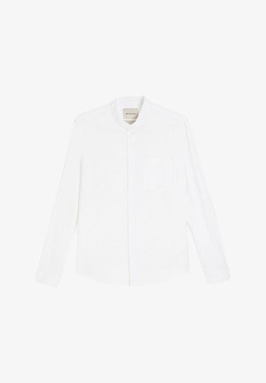 Biała, długa koszula z guzikami, kołnierzyk typu mandarynka i kieszonka na piersi, pokazana na jednolitym białym tle.