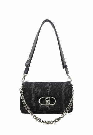 Czarna teksturowana torebka na ramię z srebrnym łańcuszkiem i ozdobną srebrną klamrą, wyposażona w regulowany materiałowy pasek.