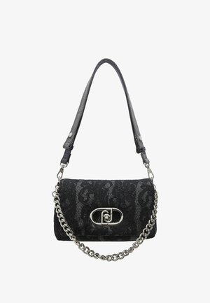 Juoda tekstūruota petnešos rankinė su sidabrinės grandinės detale ir dekoratyviniu sidabriniu užsegimu, turinti reguliuojamą audinio dirželį.