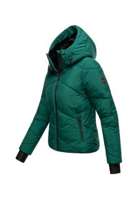 Giacca a vento verde con cappuccio, caratterizzata da un design a rombi trapuntato, tasche con cerniera e accenti neri ai polsini e alle cerniere.