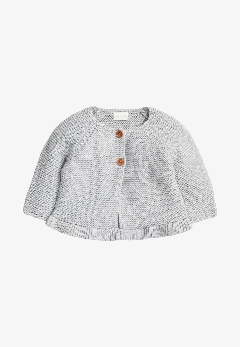 Cardigan bébé tricoté gris clair avec deux boutons marron et un col rond.