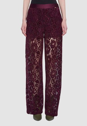 Pantaloni a gamba larga color bordeaux in pizzo con motivo floreale, sezioni trasparenti e cintura in raso. Tessuto testurizzato con una vestibilità ampia.