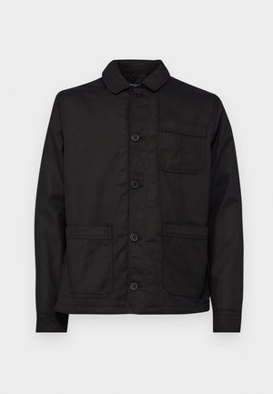 Schwarze Baumwolljacke mit einem Kragen, Knopfleiste und einer einzelnen Brusttasche. Verfügt über zwei aufgesetzte Taschen vorne und einen flachen Saum.
