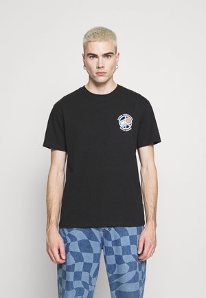 Sort bomulds t-shirt med korte ærmer, rund hals og et cirkulært grafik med et fredssymbol i blå og orange på brystet.