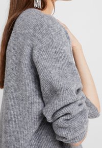 DRYKORN Sweter