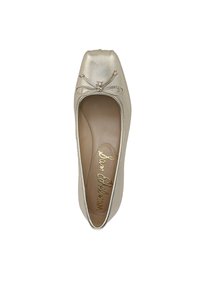 Ballet flat dorato metallizzato con punta quadrata, fiocco decorativo sul davanti e superficie in pelle liscia. Logo dorato sulla soletta.