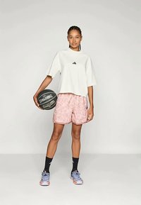 adidas Performance TEE - Trükipildiga T-särk - chalk white