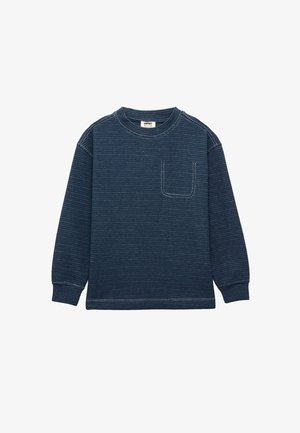 Mørkeblå langærmet sweatshirt med en struktureret overflade, der har en brystlomme og kontrasterende syninger. Rund hals, ribbede manchetter og kant.