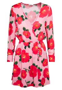 Blumenkleid aus rosa Stoff mit roten Rosenmustern, langen Ärmeln, V-Ausschnitt und elastischer Taille mit dekorativen Knopfakzenten.