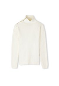 Jersey de punto en color blanco roto con un cuello alto, detalle de tres botones en el hombro izquierdo y una tela ligeramente texturizada.