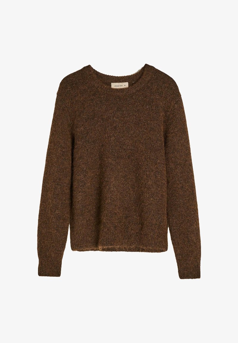 Brązowy, teksturowany sweter wykonany z miękkiego materiału, z okrągłym dekoltem, długimi rękawami oraz luźnym krojem z prostym wykończeniem.