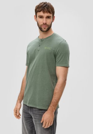 s.Oliver MIT HENLEYAUSSCHNITT - T-Shirt basic - olivgrün